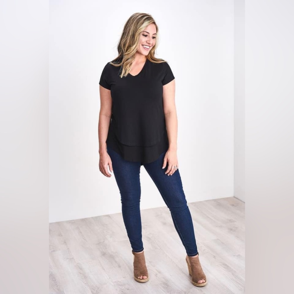 Latched Mama Nursing and Maternity Boyfriend T-Shirt - Black .
